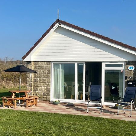 Bayview Self-Catering Coastal Bungalow In Rural West Wight Фрешуотър Екстериор снимка