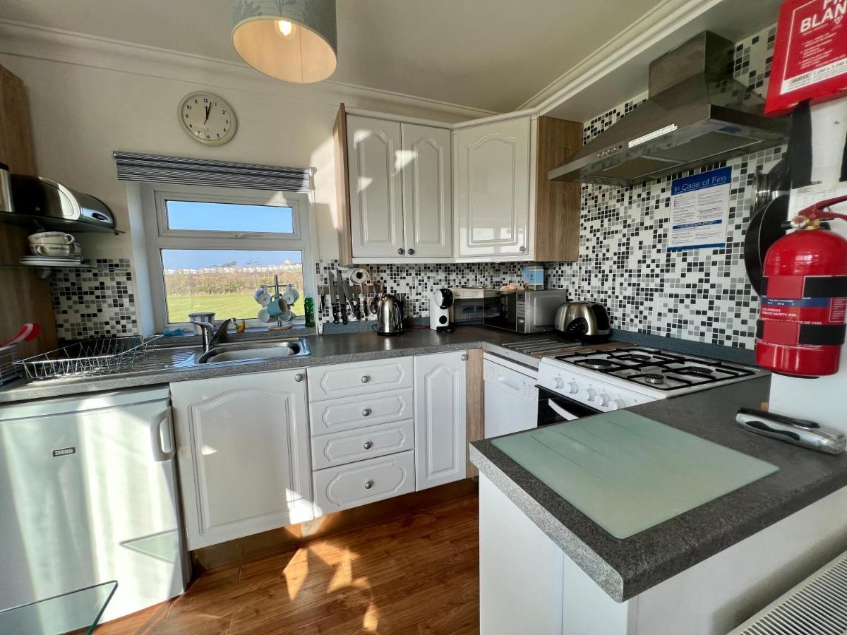 Bayview Self-Catering Coastal Bungalow In Rural West Wight Фрешуотър Екстериор снимка